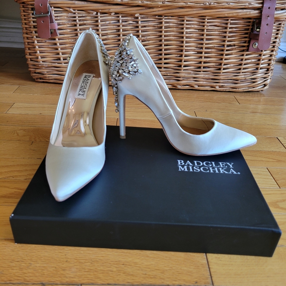 Badgley Mischka Gorgeous Embellished Ivory Satin Pump 7.5